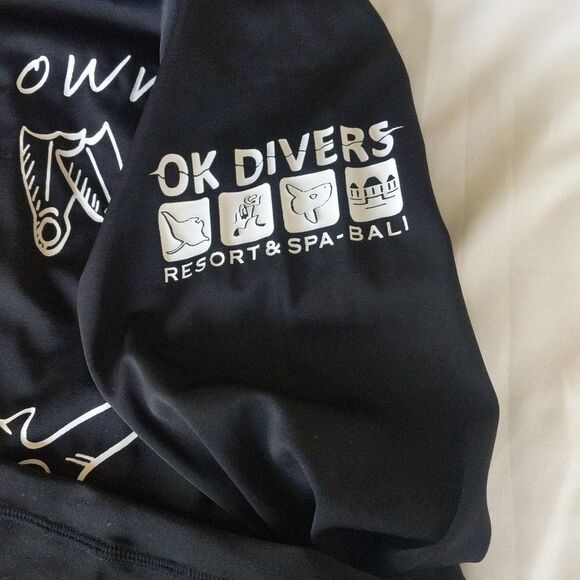 Rash Guard With Shark Motif - Picture 4 of 11